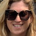 Lächelnde Frau mit Sonnenbrille