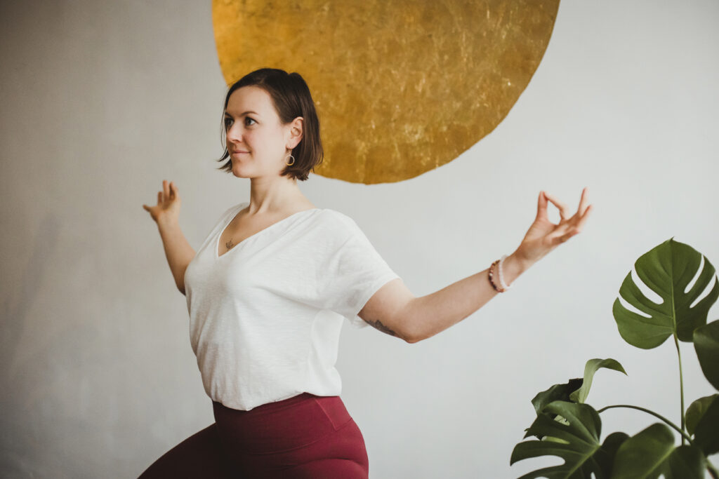 Frau in Yogaposition
